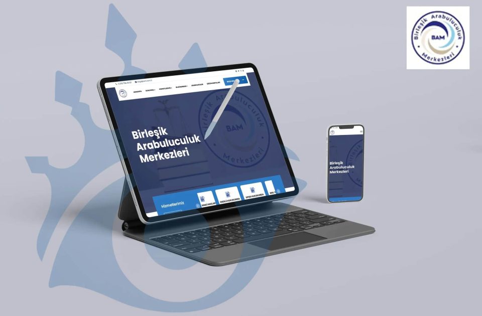 BAM – Birleşik Arabuluculuk Merkezleri Web Projesi Birleşik Arabuluculuk Merkezleri web sitesi tanıtım görseli – mavi arayüz tablet ve mobil cihazlarda görüntüleniyor.