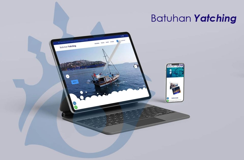 Batuhan Yatching web sitesi tanıtım görseli – yelkenli tekne denizde tablet ve mobil cihaz ekranlarında görüntüleniyor.