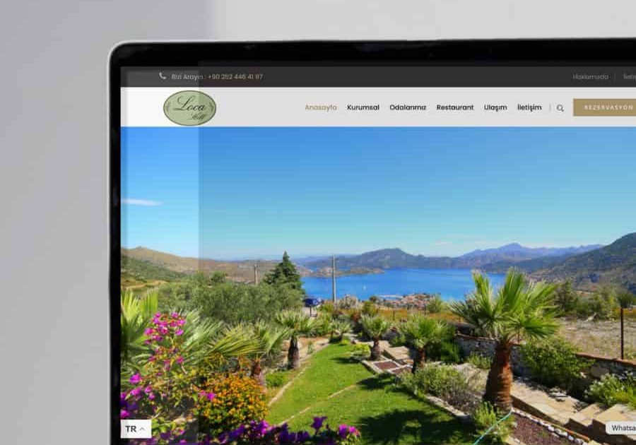 Loca Hill otel ve doğa manzaralı konaklama web sitesi tanıtım görseli – dizüstü ekranda bahçe ve deniz manzarasıyla birlikte.