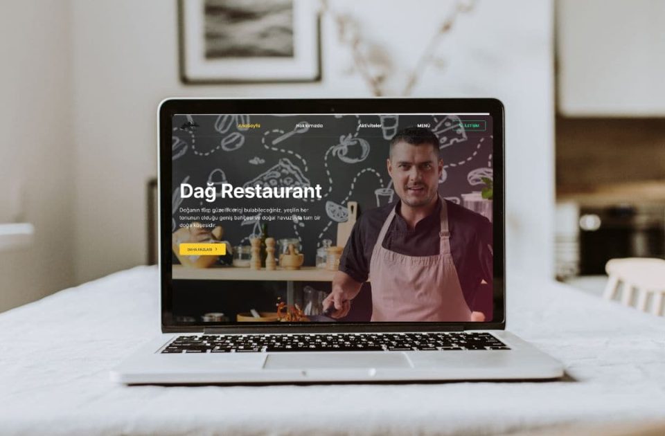 Dağ Restaurant web sitesi tanıtımı – masa üzerindeki dizüstü bilgisayarda restoran ana sayfası görüntüleniyor.