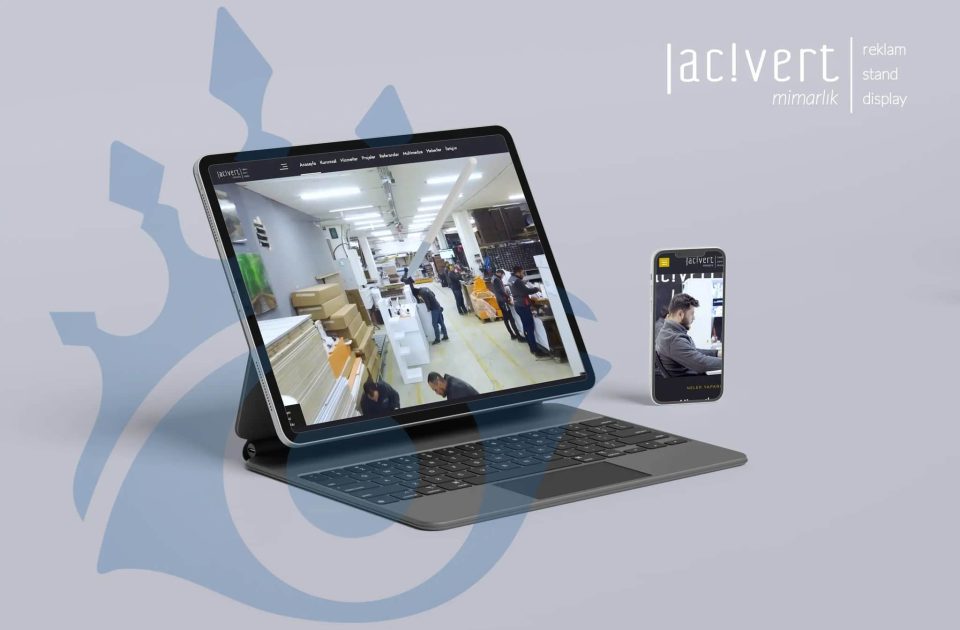 Lacivert Mimarlık web sitesi tanıtım görseli – üretim atölyesi ve ekip çalışması tablet ve mobil ekranlarda görüntüleniyor.